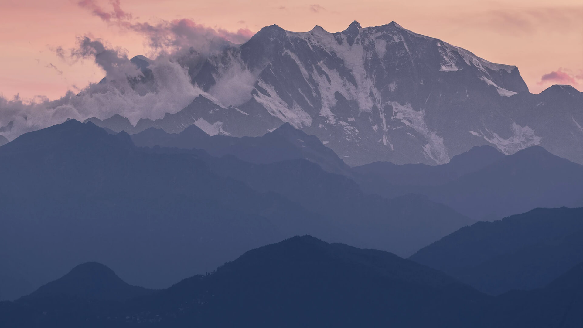 Designer trabalhando em interface web responsiva